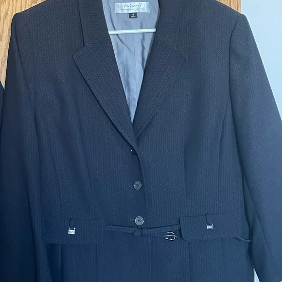 Tahari NWOT size 16 two-piece suit in navy - Picture 6 of 6